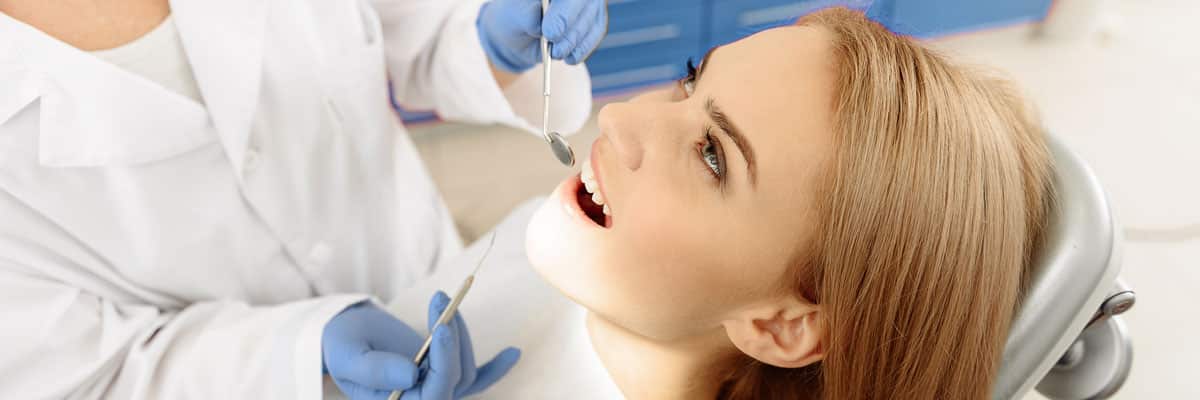 Frau mit perfekten Zähnen beim Zahnarzt in Bernau bei Berlin.