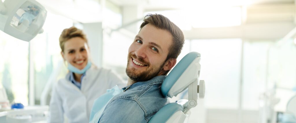 Mann bei Zahnbehandlung zu Paradontologie
