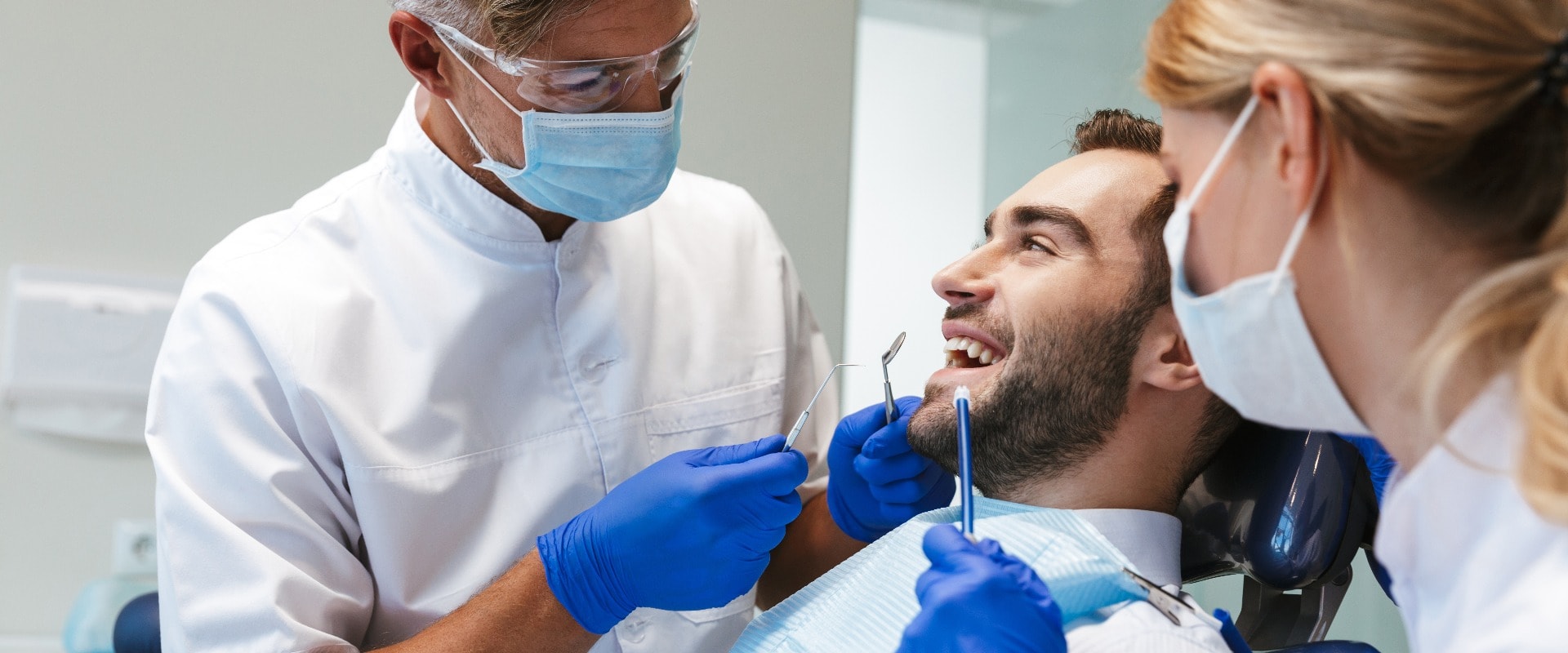 Mann wird bei Zahnarzt behandelt und bekommt eine Füllung