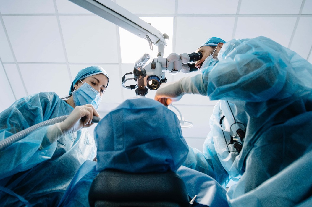 Zahnarzt bei einem zahnärztlichen Eingriff mit einem Patienten. Konzept einer Zahnklinik.