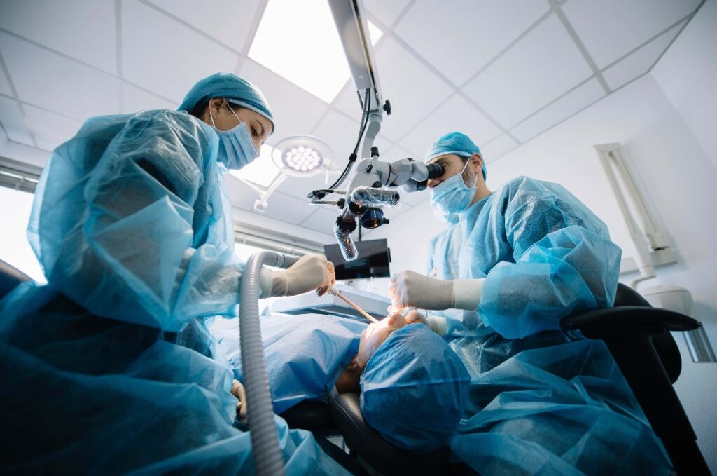 Zahnarzt während eines zahnärztlichen Eingriffs bei einem Patienten. Zahnärztliche Klinik